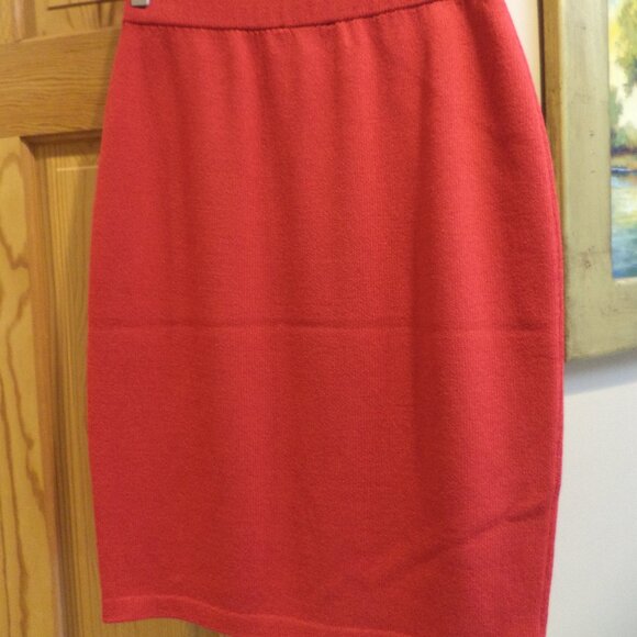 St. John Knit Pencil RED Skirt ~ Size: 6 Excellent Condition and Appearance - Picture 1 of 10